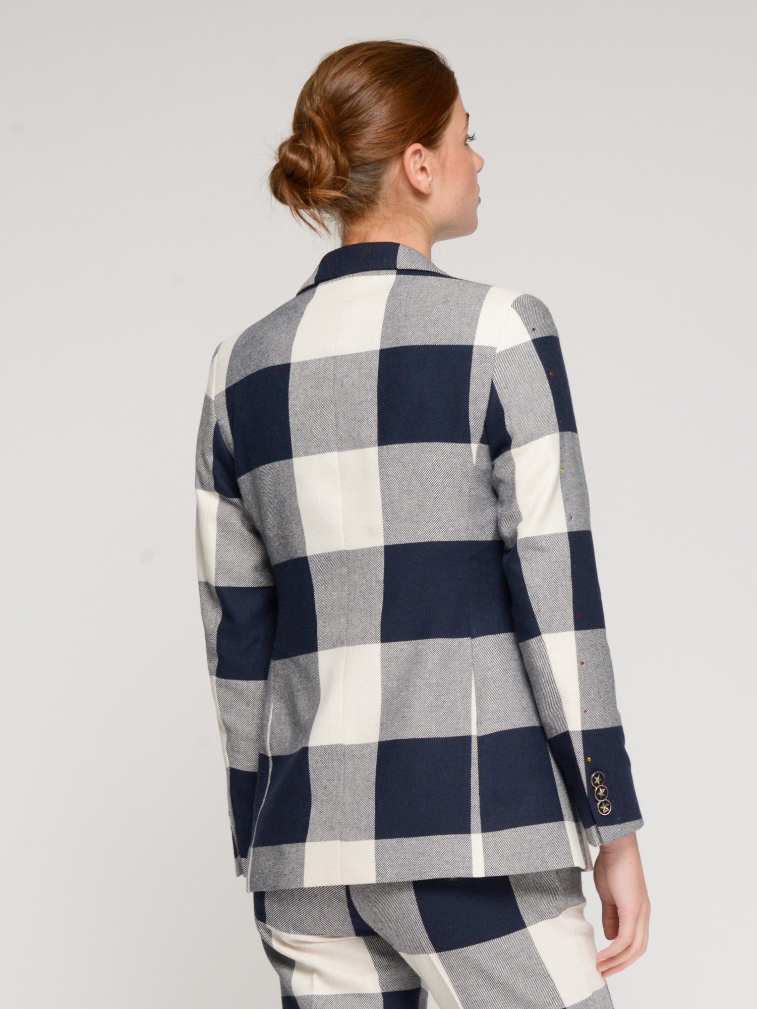 CHAQUETA CUADROS MARINO Y GRIS DETALLES DE COLOR