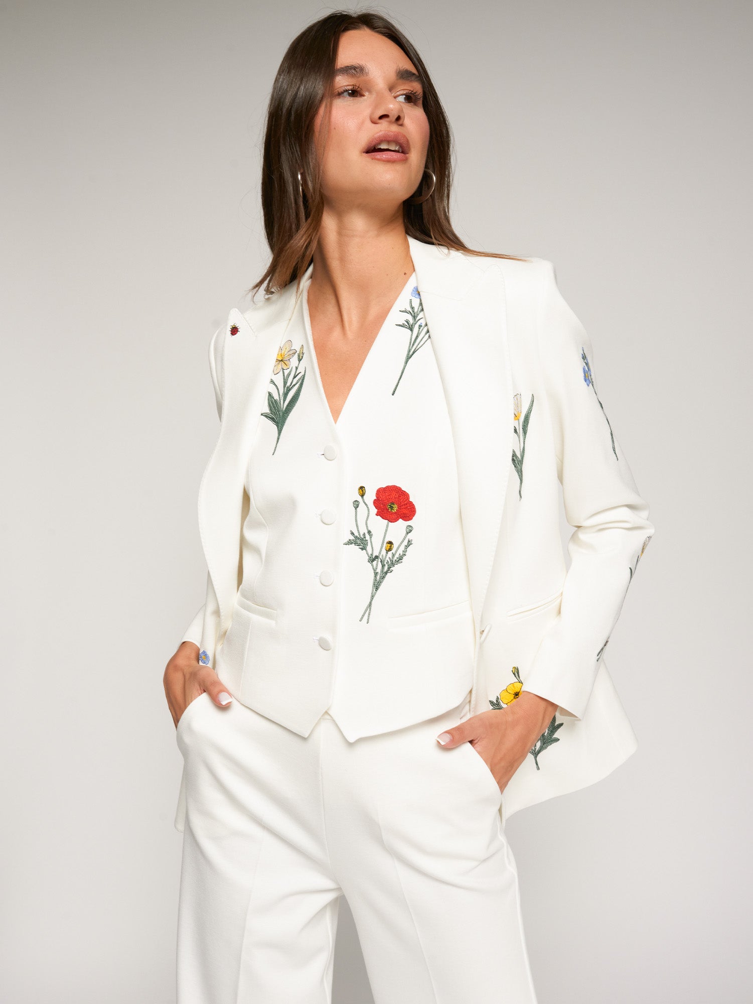 CHALECO BLANCO ILUSTRACIONES FLORALES