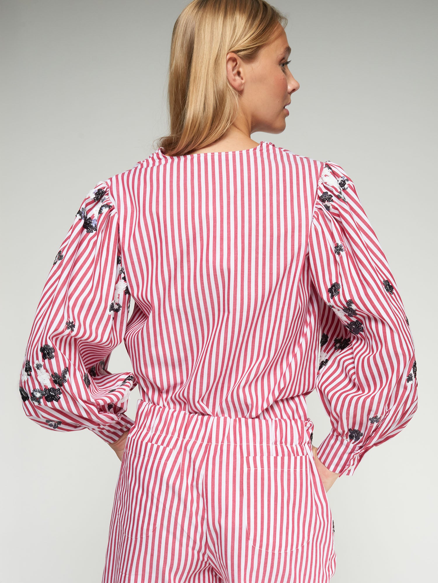 CAMISA RAYAS ROSA LAZO Y BORDADOS