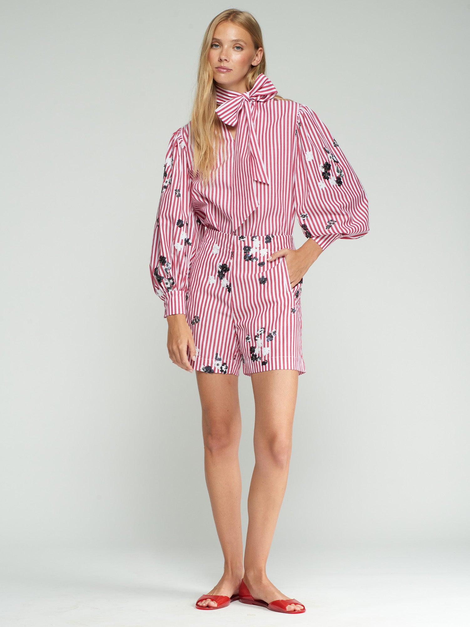 PANTALÓN CORTO RAYAS ROJAS FLORES BORDADAS