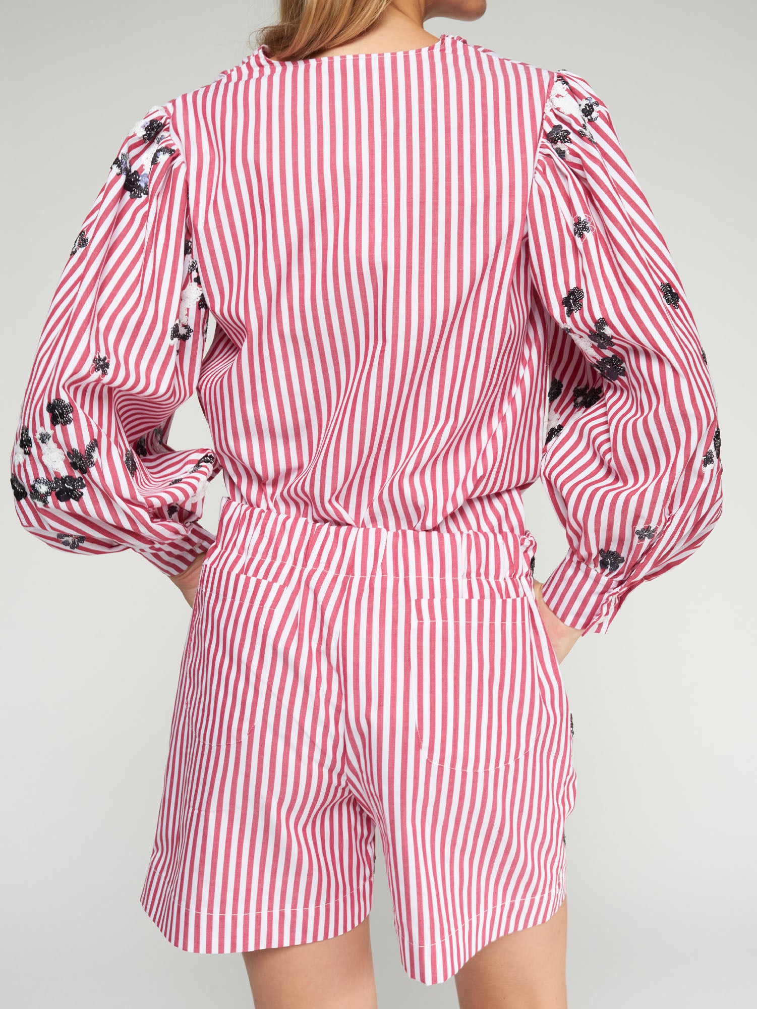 PANTALÓN CORTO RAYAS ROJAS FLORES BORDADAS