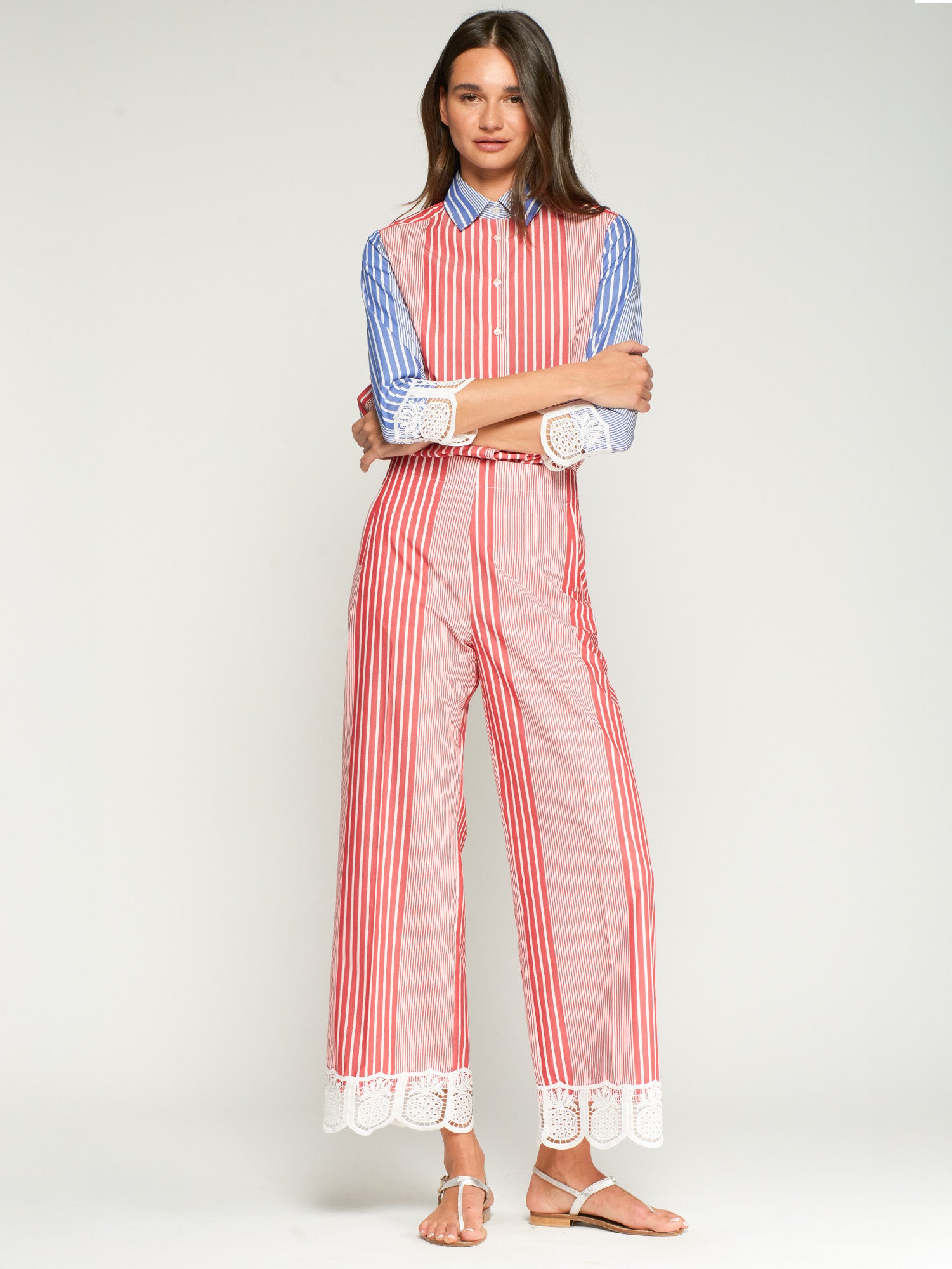 PANTALÓN DE RAYAS ROJAS ENCAJE BLANCO EN EL BAJO