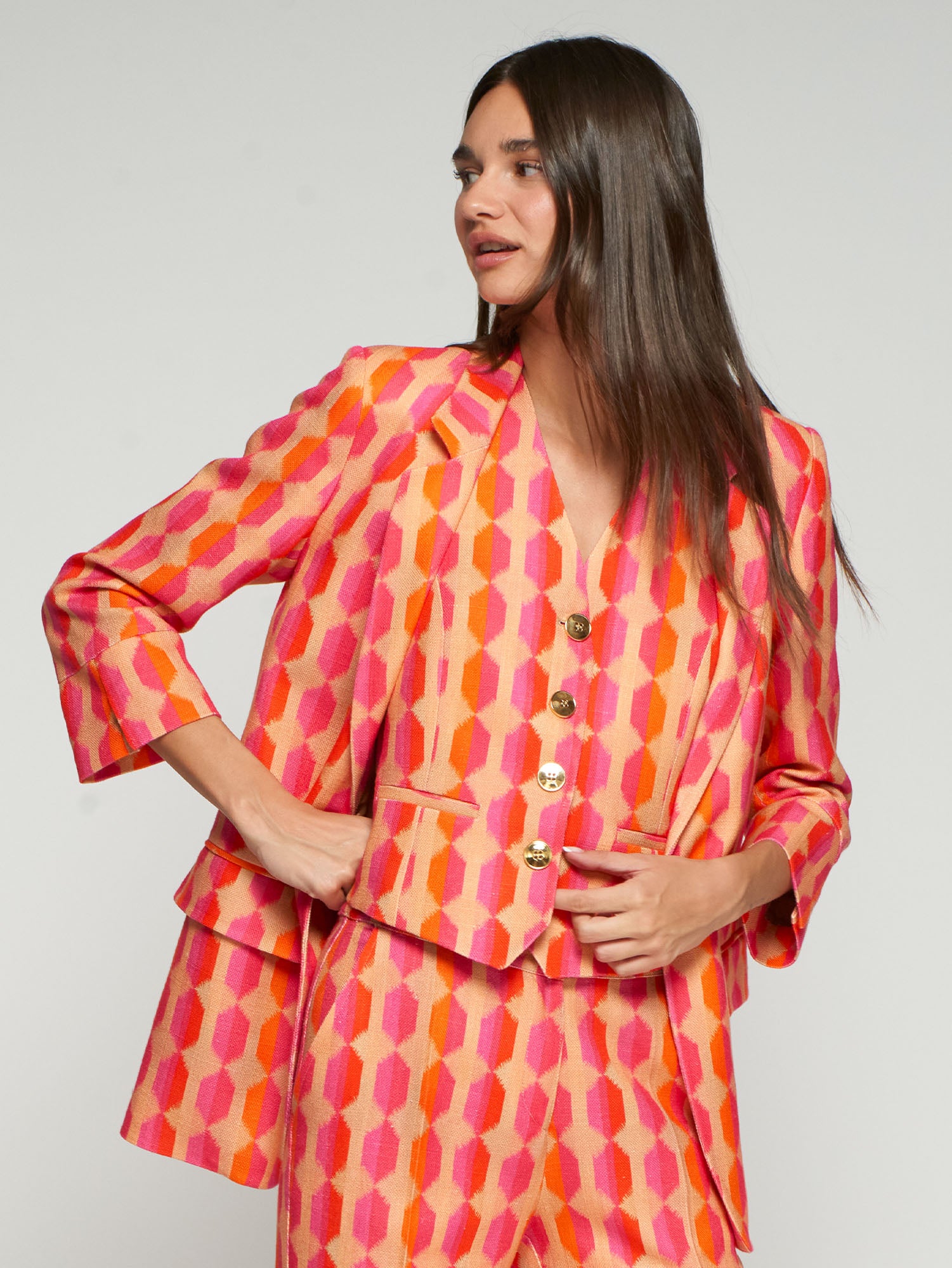 CHAQUETA ESTAMPADO GEOMÉTRICO ROSA Y NARANJA