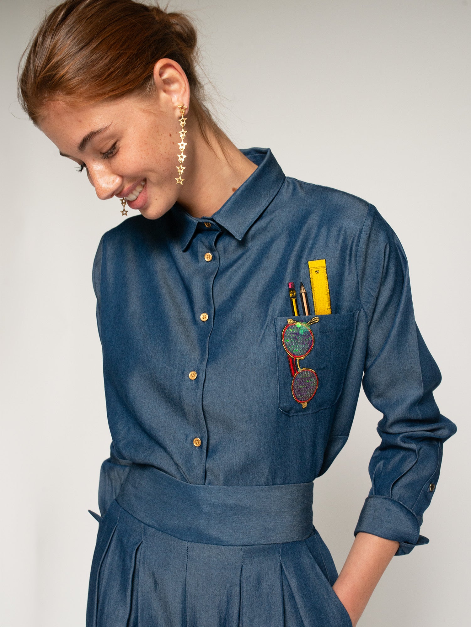 CAMISA DENIM BOLSILLO ILUSTRADO