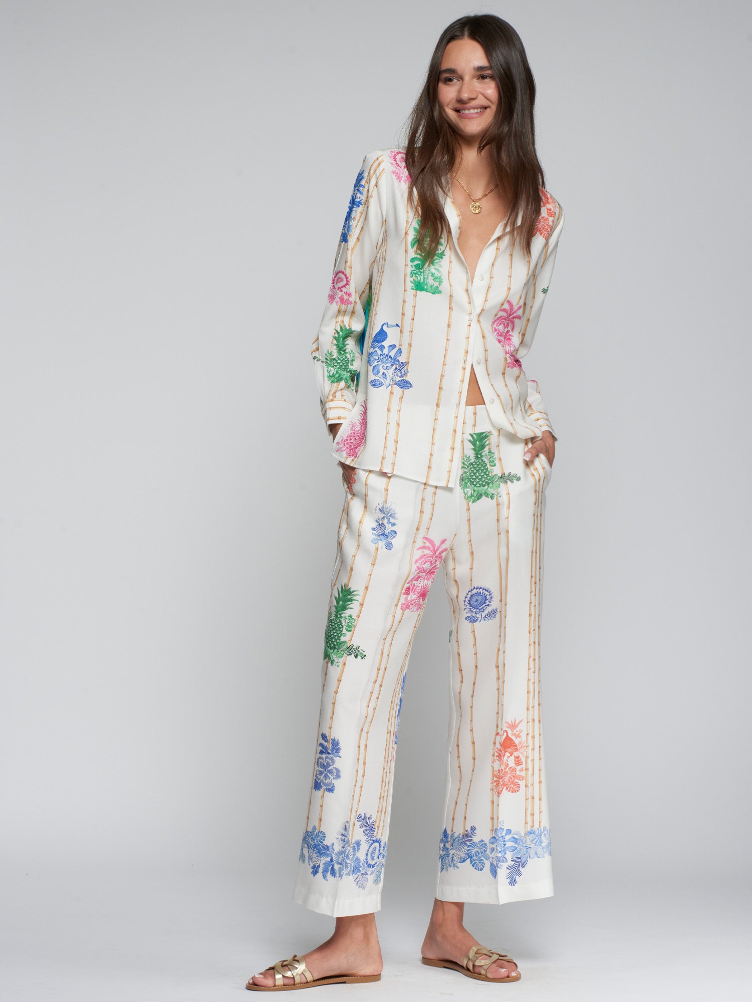 PANTALÓN ESTAMPADO TROPICAL MOTIVO DE BAMBÚ