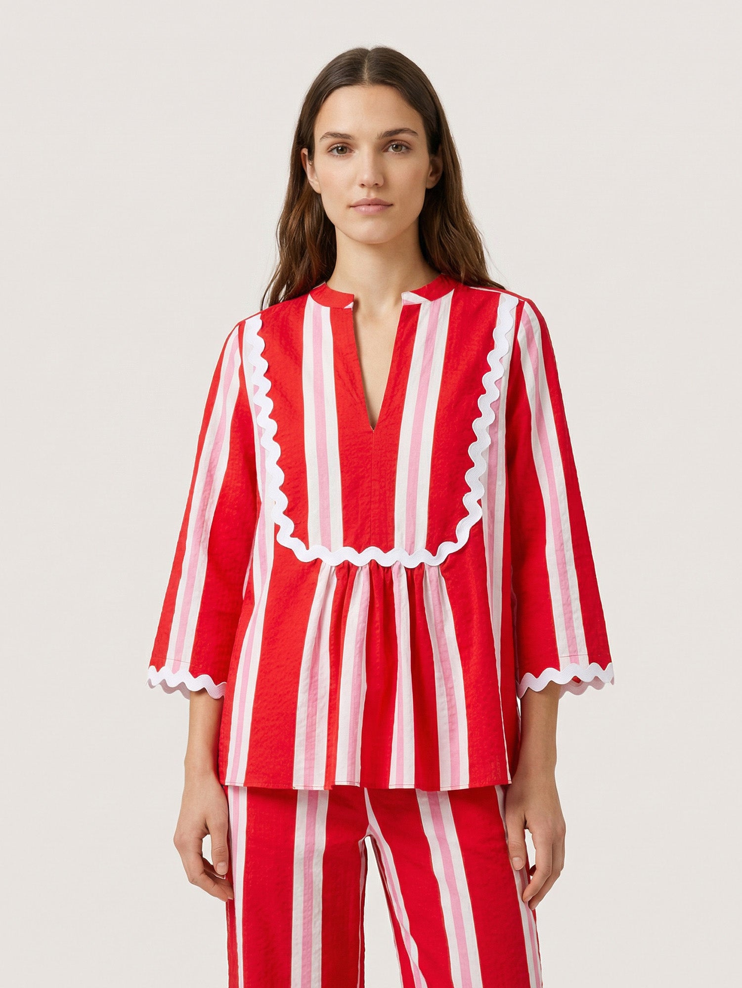 CAMISA SEERSUCKER RAYAS ROJAS ONDULINA