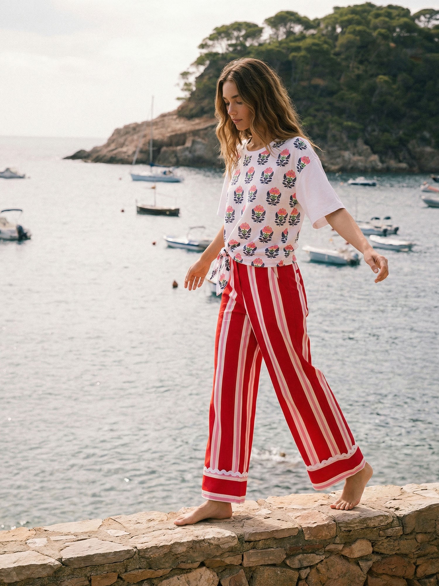 PANTALÓN SEERSUCKER RECTO RAYAS ROJAS