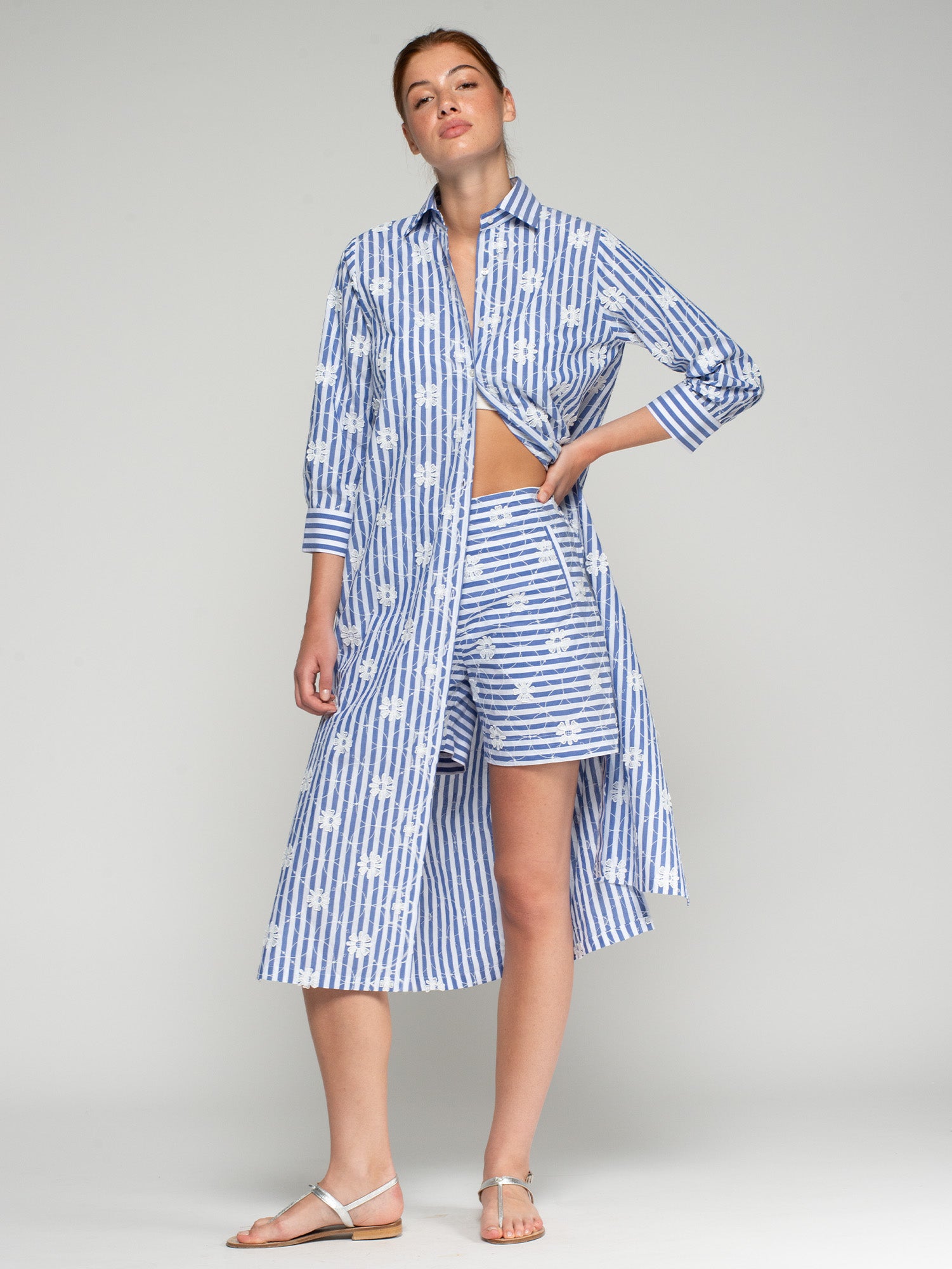 PANTALÓN CORTO RAYAS AZULES BORDADO FLORAL