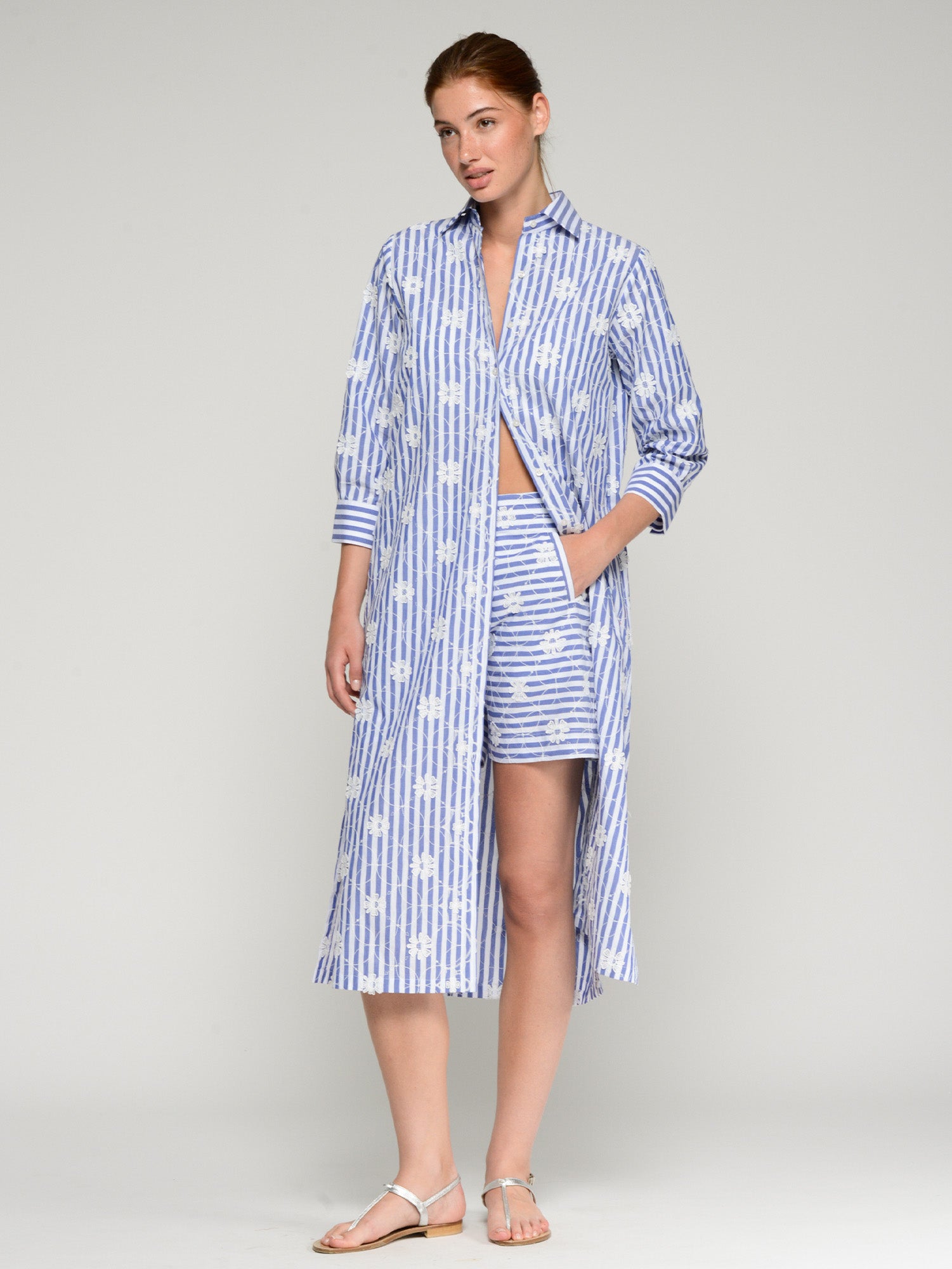 PANTALÓN CORTO RAYAS AZULES BORDADO FLORAL