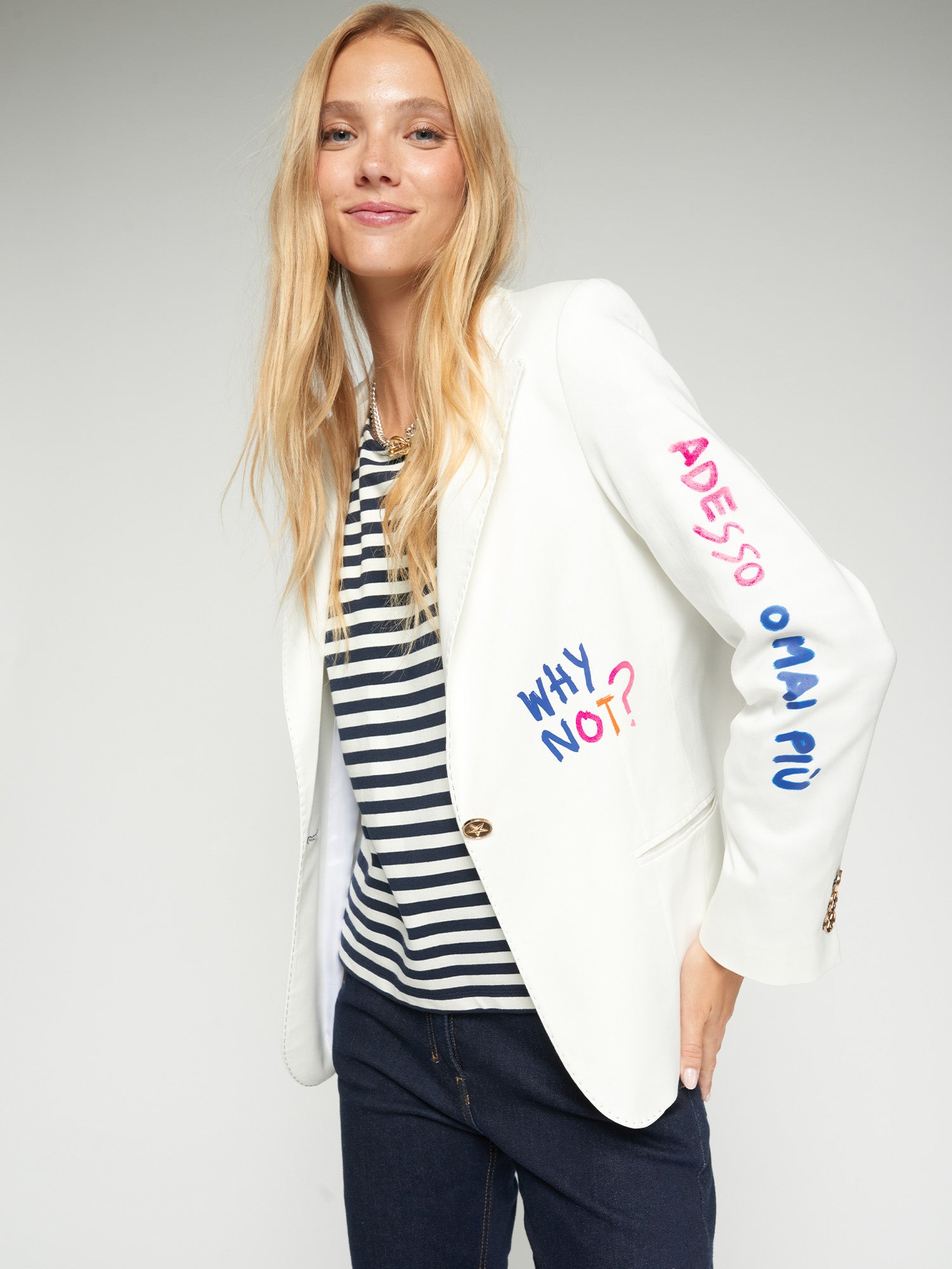 CHAQUETA BLANCA  CAUTION