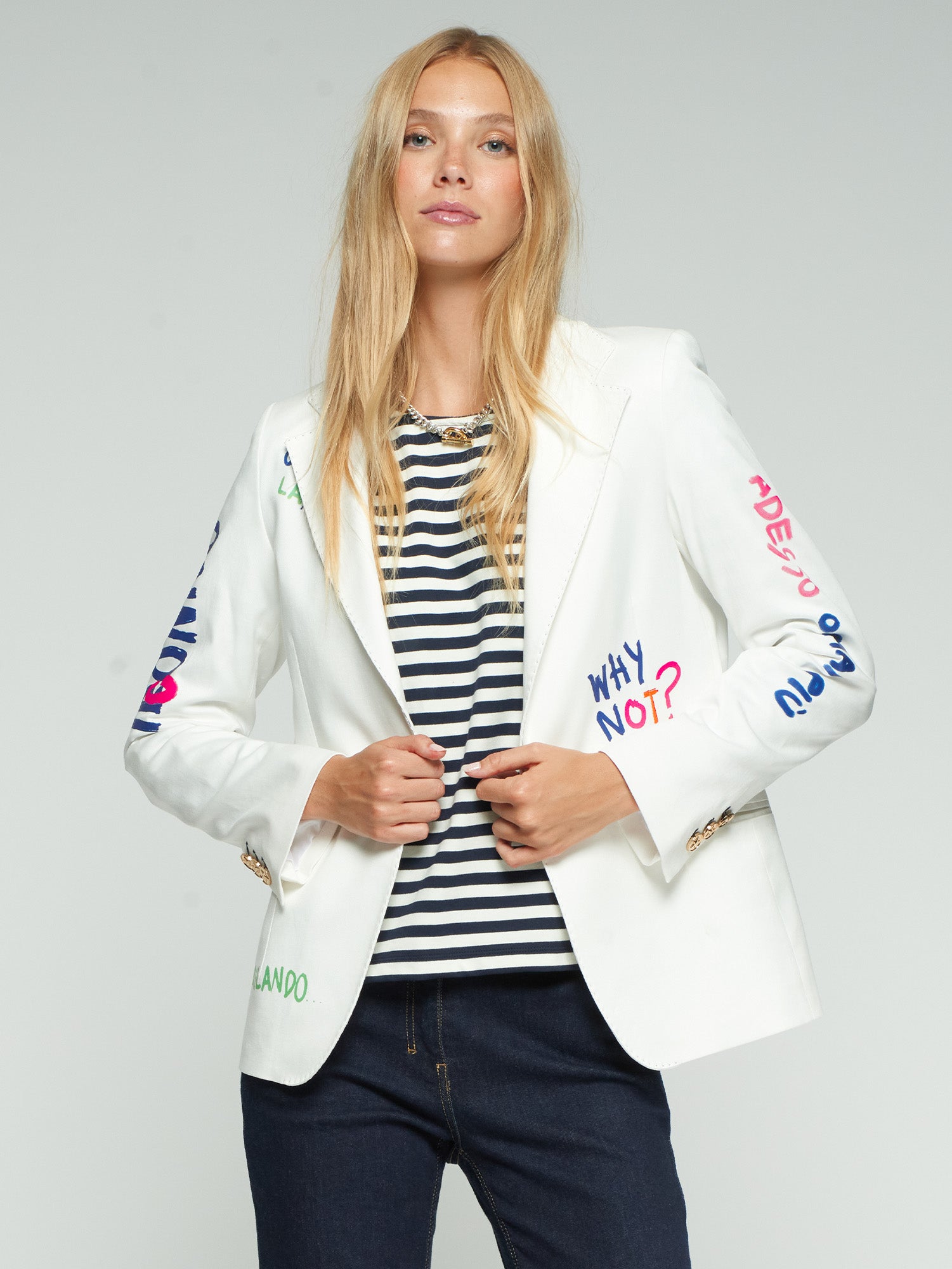 CHAQUETA BLANCA  CAUTION