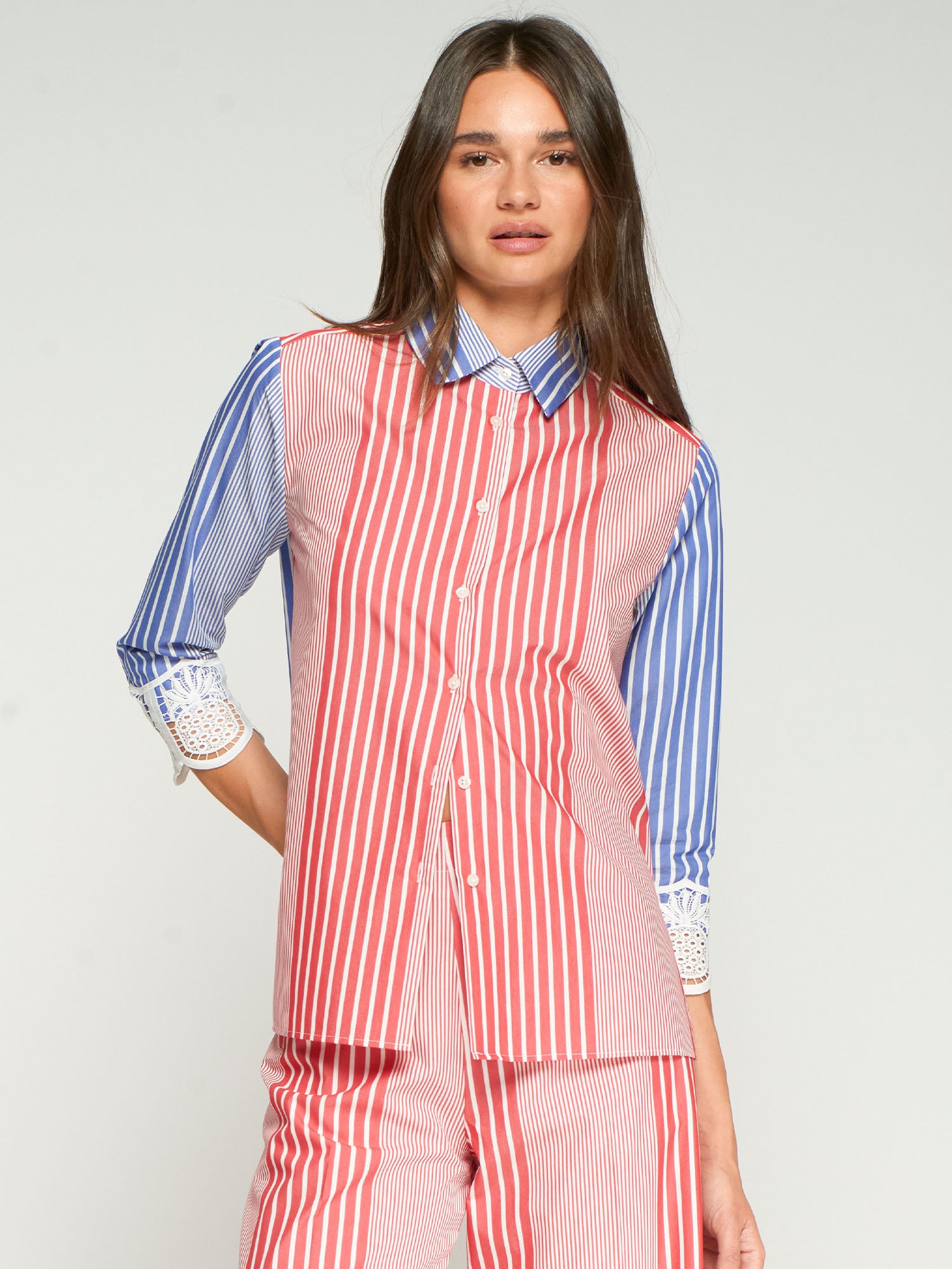 CAMISA RAYAS ROJAS Y AZULES PUÑO ENCAJE