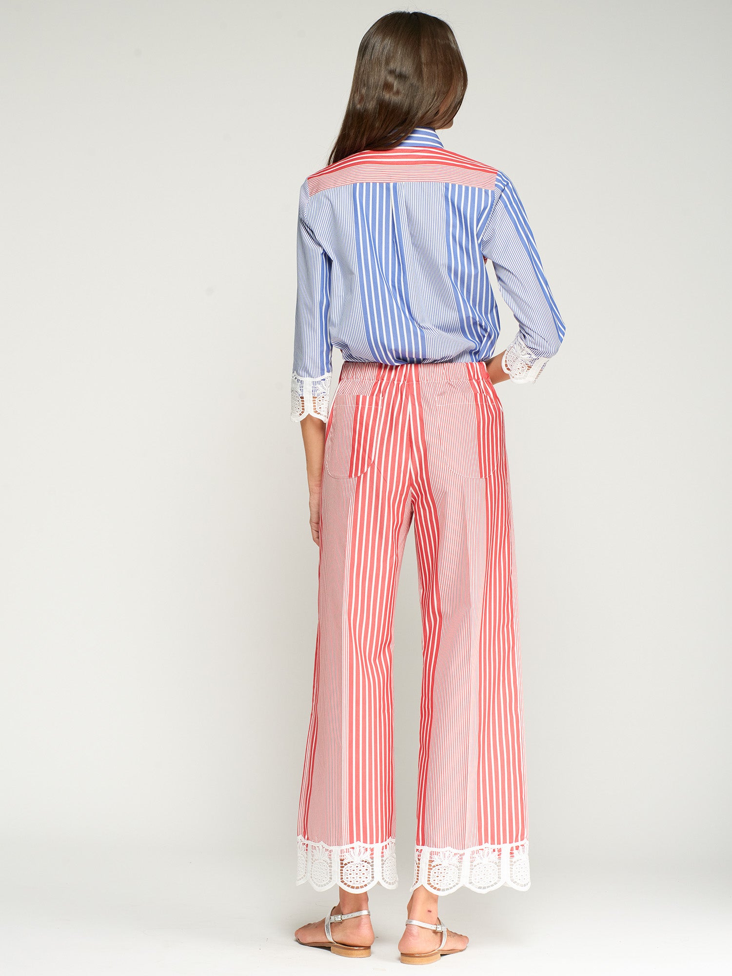 PANTALÓN DE RAYAS ROJAS ENCAJE BLANCO EN EL BAJO