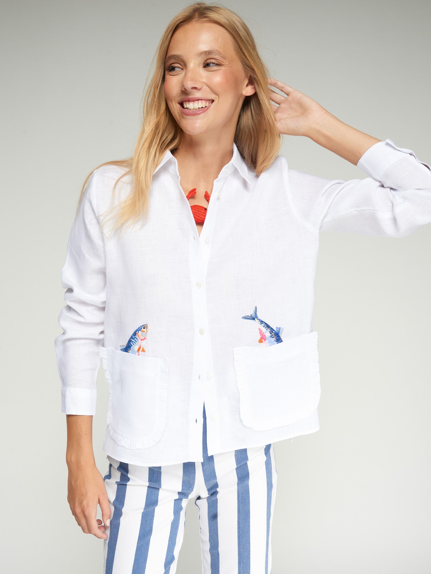 CAMISA BLANCA PECES EN BOLSILLOS