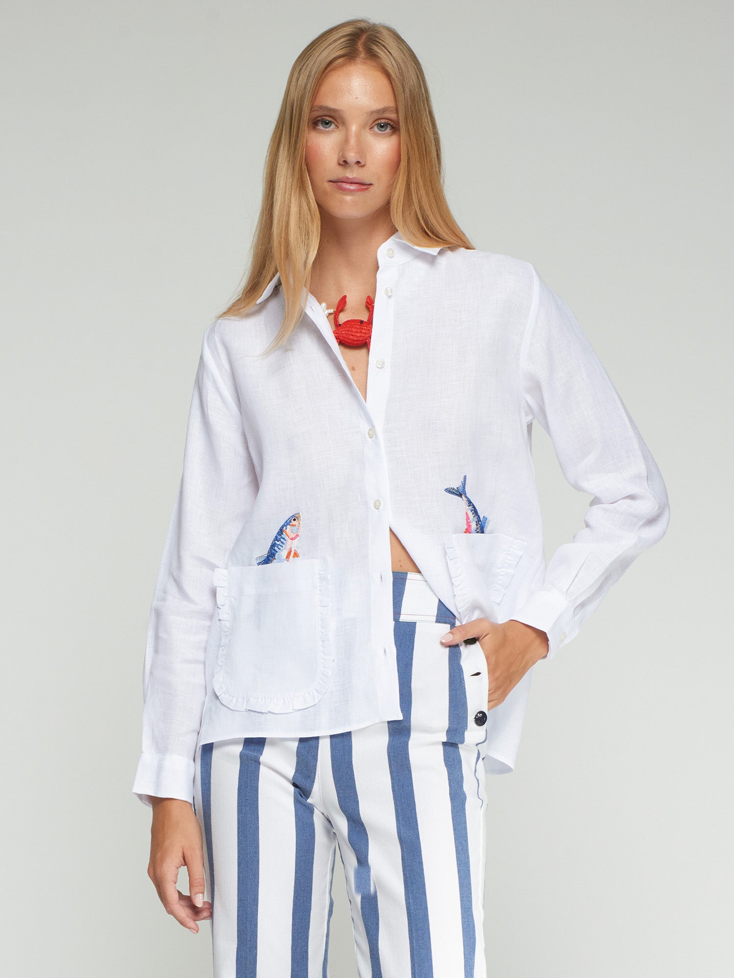 CAMISA BLANCA PECES EN BOLSILLOS